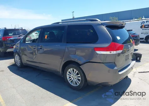 2013 Toyota Sienna Xle V6 8 Passenger z USA, uszkodzony, nr VIN 5TDYK3DC3DS298291
